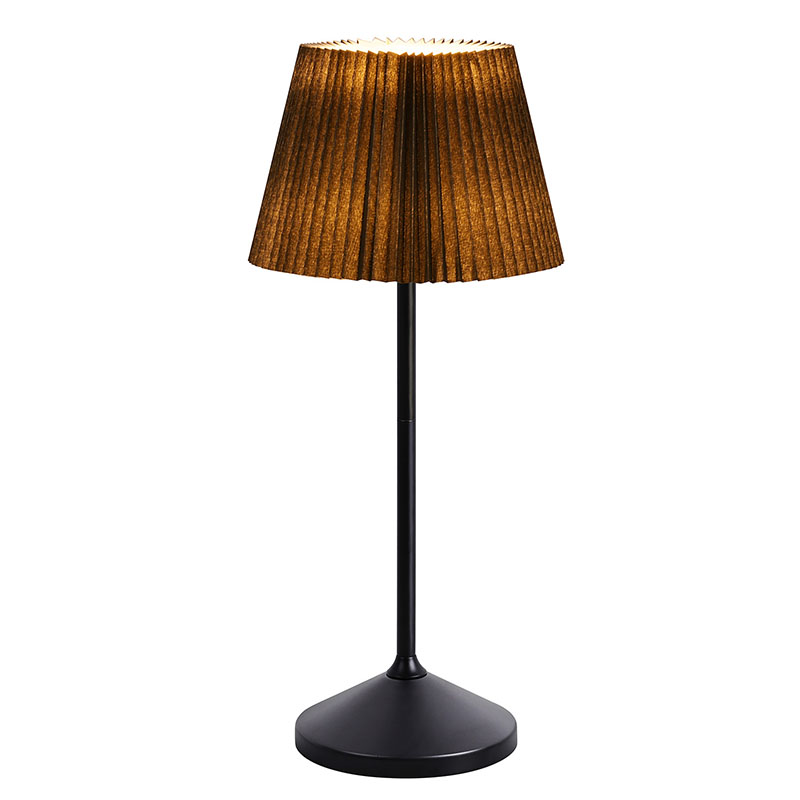 Lampa deisce faoi stiúir dubh le scáth fabraice